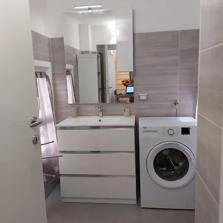 Dietro Il Lungomare Fra Le Due Baie, Fino A 8 Posti Letto דירה *