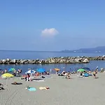 Διαμέρισμα Dietro Il Lungomare Fra Le Due Baie, Fino A 8 Posti Letto *